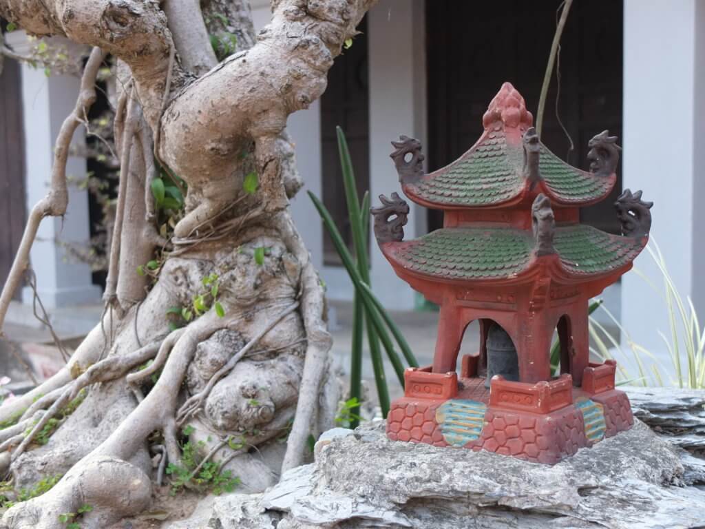 figurines temple de la littérature hanoï