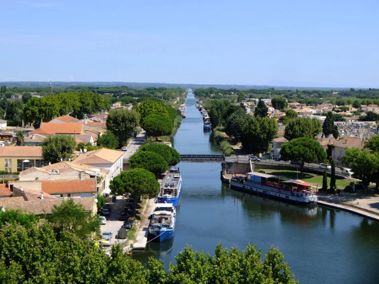 remparts aigues mortes canal