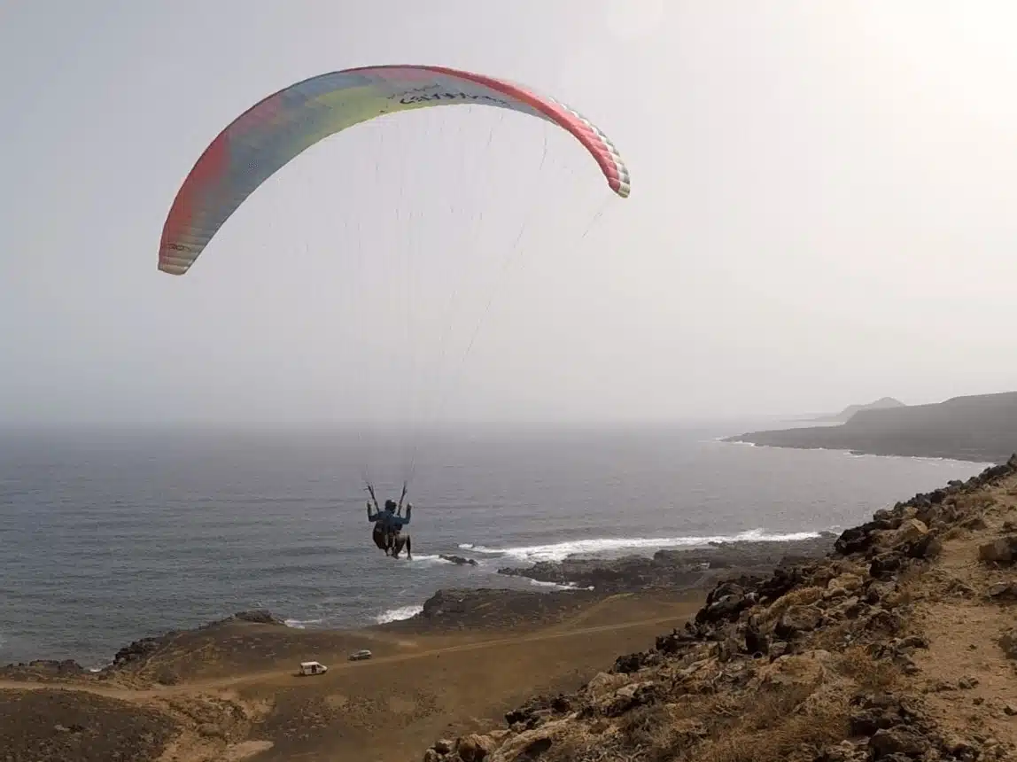 Parapente à Lanzarote : vol au-dessus des volcans et de l’océan