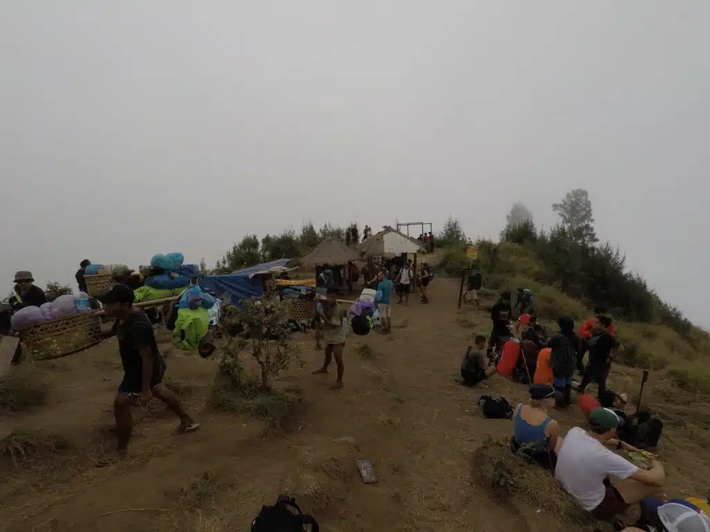 porteurs trek rinjani lombok